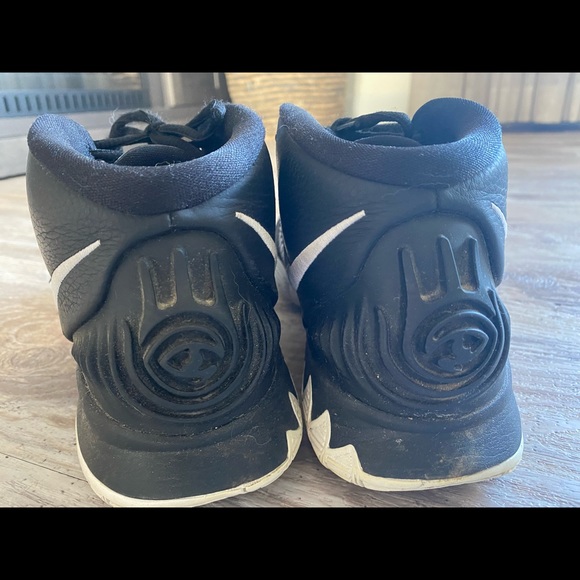 Mens Nike Kyrie Basketball shoes - Picture 2 of 3